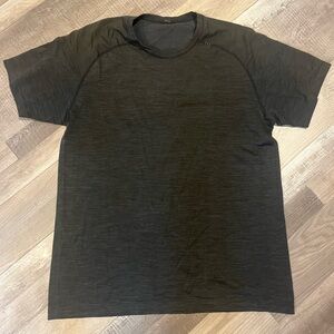 Lululemon men’s metal vent tech short sleeve. Size Large. Nearly perfect.